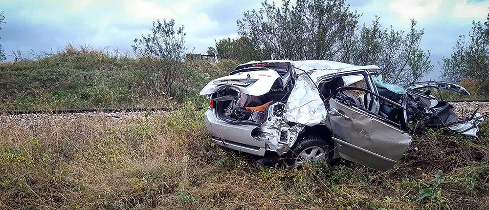 Αιματηρό τροχαίο στην Φθιώτιδα: Τρένο παρέσυρε αυτοκίνητο (εικόνες)