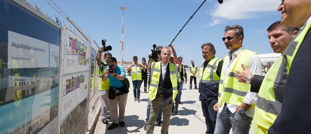 Ξενάγηση Μητσοτάκη στο αεροδρόμιο Σαντορίνης (εικόνες)