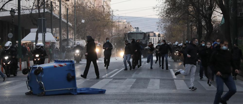 Συμπλοκές και χημικά στην πορεία για τον Κουφοντίνα (εικόνες)