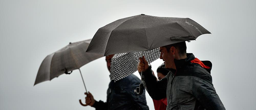  Καιρός: Αραιές νεφώσεις, τοπικές βροχές και μικρή πτώση της θερμοκρασίας την Παρασκευή