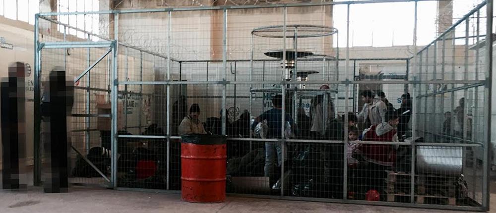 Σάλος από τη φωτογραφία του VICE με τους πρόσφυγες μέσα σε… κλουβί