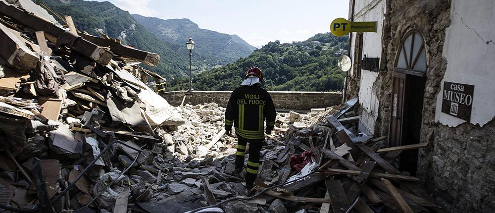 Πλιάτσικο στα ερείπια του ισοπεδωμένου από τον σεισμό Αματρίτσε