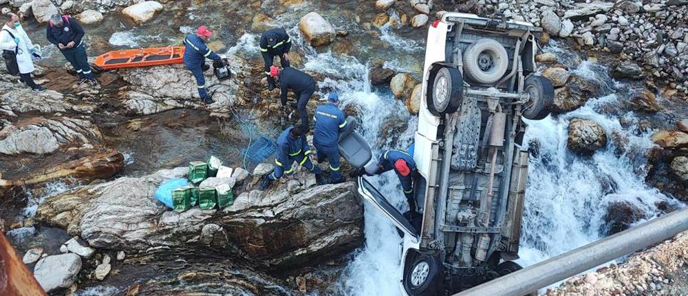 Αγροτικό πάτησε σε πάγο και βρέθηκε στο ποτάμι (εικόνες)