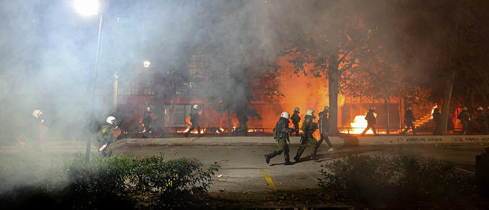 Πολυτεχνείο - Θεσσαλονίκη: Μολότοφ και χημικά στο κέντρο (εικόνες)