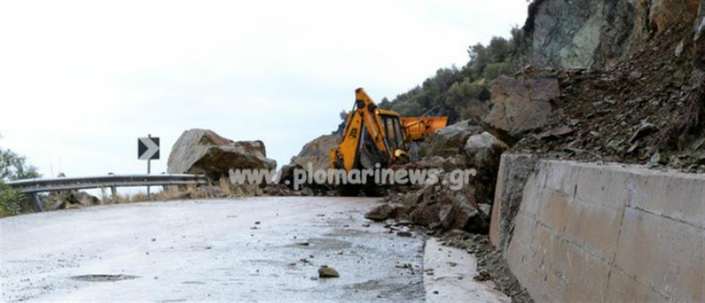 Κατολισθήσεις βράχων στο Πλωμάρι από τις βροχοπτώσεις (βίντεο)