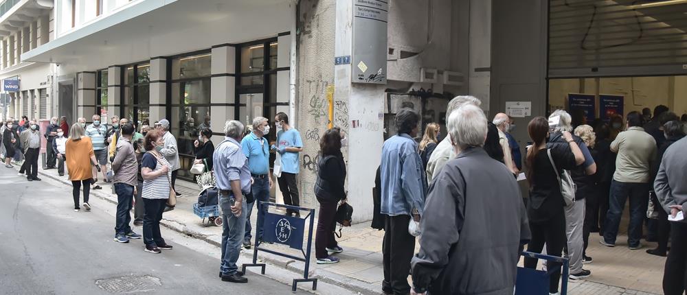 Από τα “αξημέρωματα” η ουρά έξω από τη ΔΕΗ (βίντεο)