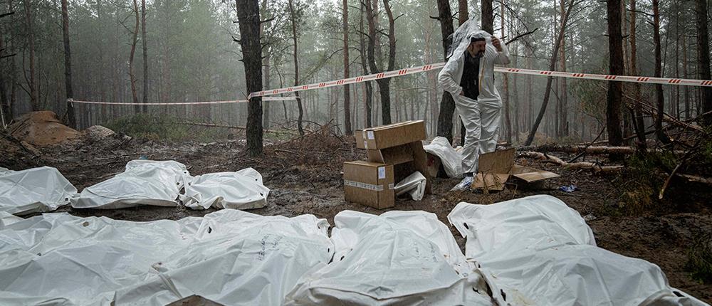 Ουκρανία – Ομαδικοί τάφοι στο Ιζιούμ: Βασανισμένα και δεμένα τα θύματα (εικόνες)