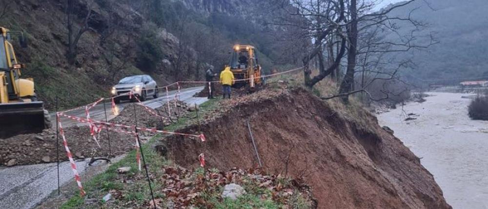 Προβλήματα από την κακοκαιρία που “σαρώνει” τη χώρα (βίντεο)