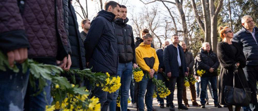 Θρήνος στην κηδεία του 28χρονου οπαδού (εικόνες)