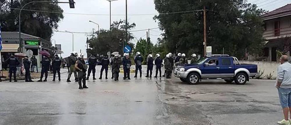 Κέρκυρα: συνοδεία αστυνομίας τα απορριμματοφόρα στο ΧΥΤΑ (βίντεο)