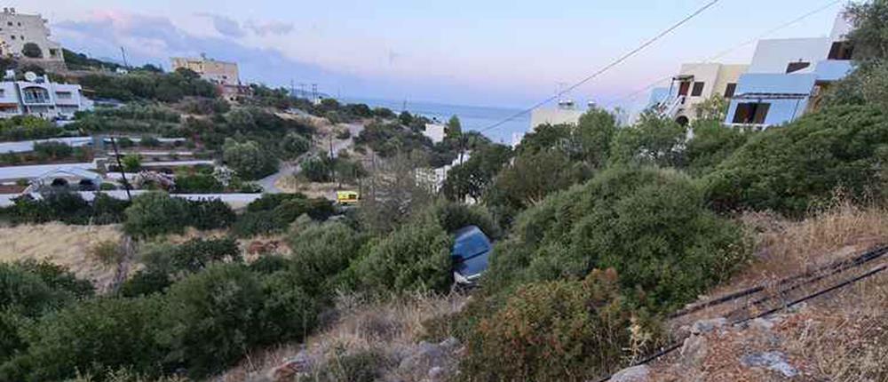 Λύθηκε το χειρόφρενο.. και έπεσε στον γκρεμό (βίντεο)