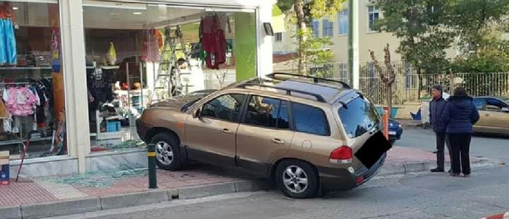 Απίστευτο τροχαίο: αυτοκίνητο κατέληξε σε τζαμαρία καταστήματος (εικόνες)