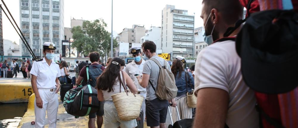 Έξοδος αδειούχων: Αυξημένη κίνηση στα λιμάνια και εντατικοί έλεγχοι (εικόνες)