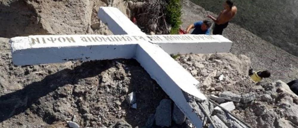 Λέσβος: γκρέμισαν σταυρό που είχε τοποθετηθεί σε ακτή του νησιού