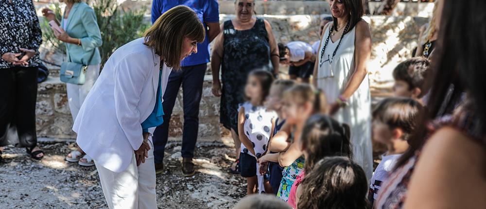 Στα σχολεία της Χάλκης η Σακελλαροπούλου για τον αγιασμό (εικόνες)