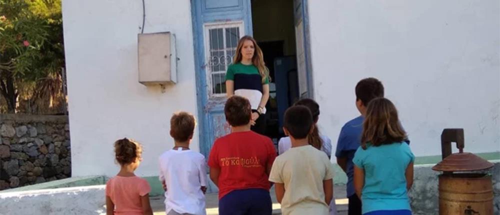 Eλένη Tάνου: H “δασκάλα με τα χρυσά μαλλιά” της Tελένδου, που πηγαίνει κάθε πρωί στο σχολείο με… βάρκα! (εικόνες)