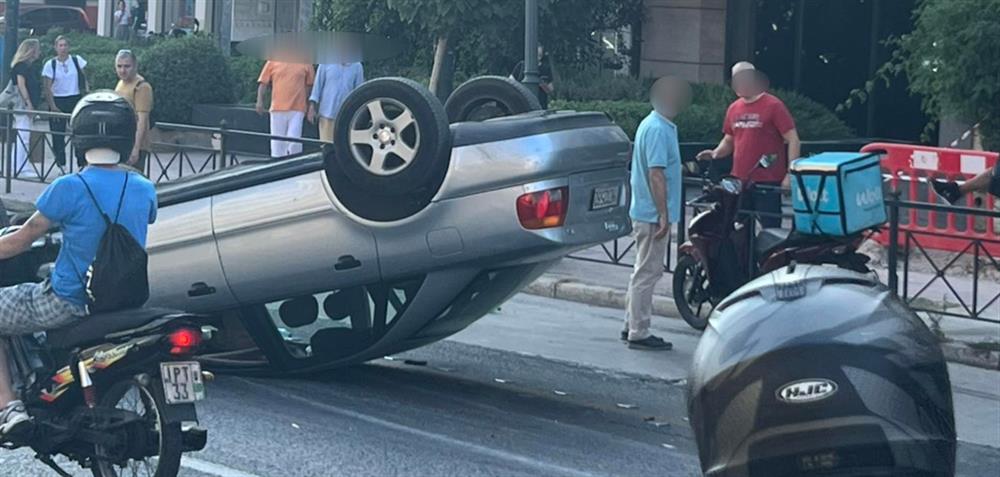 Μέγαρο Μουσικής - Τροχαίο: αυτοκίνητο τούμπαρε και προκάλεσε κομφούζιο (εικόνες)