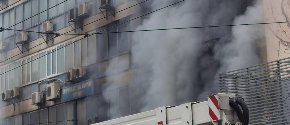 Πειραιάς: Φωτιά σε μαγαζί με χρώματα (εικόνες)