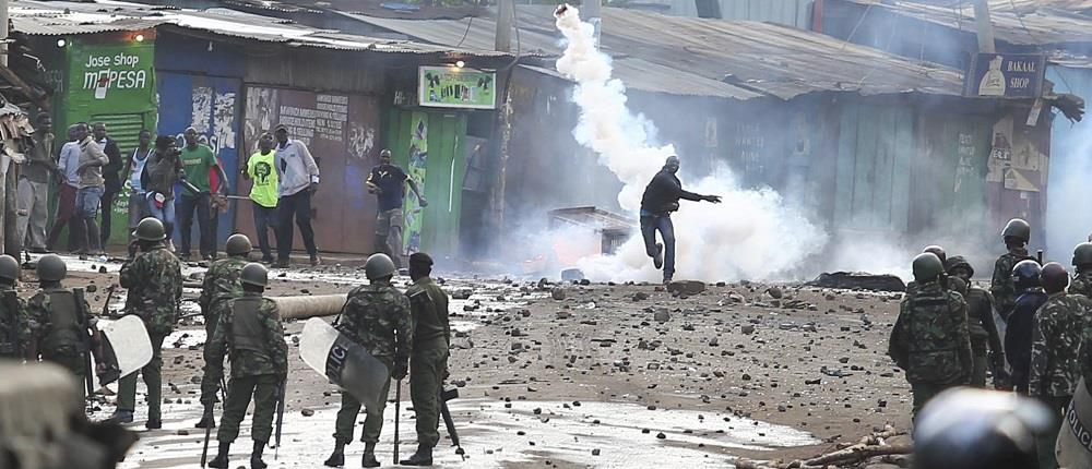 Συγκρούσεις αστυνομικών με διαδηλωτές σε παραγκούπολη του Ναϊρόμπι (βίντεο)
