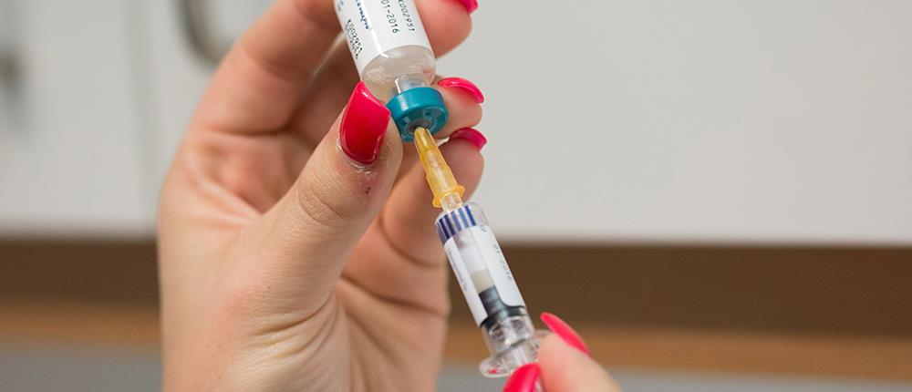 Στη Βουλή το θέμα των γονιών που αρνούνται να εμβολιάσουν τα παιδιά τους