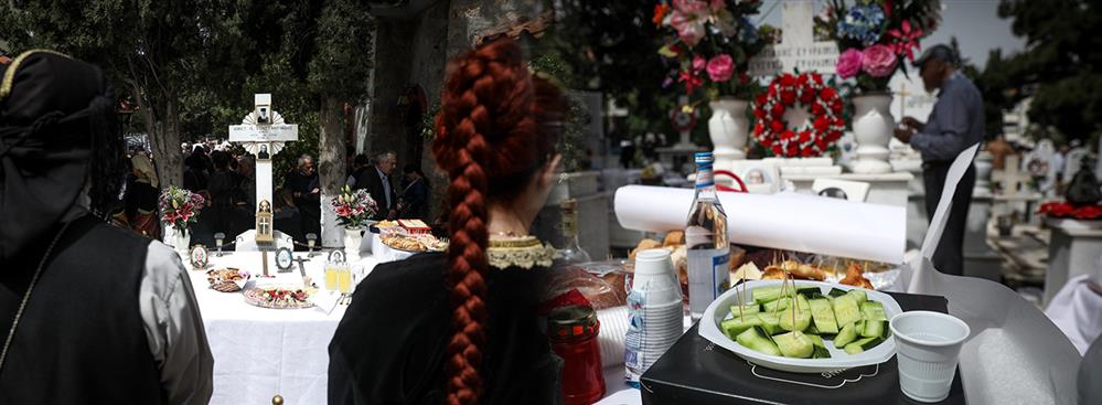 Το ταφικό έθιμο των Ποντίων στα Σούρμενα (εικόνες)