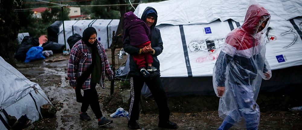 The Times: χωματερές για πρόσφυγες τα ελληνικά νησιά