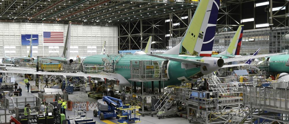 “Φρενάρει” η Boeing την παραγωγή των αεροσκαφών 737 MAX