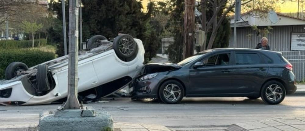 Θεσσαλονίκη: Αυτοκίνητο ανατράπηκε και προσέκρουσε σε άλλο όχημα (βίντεο)