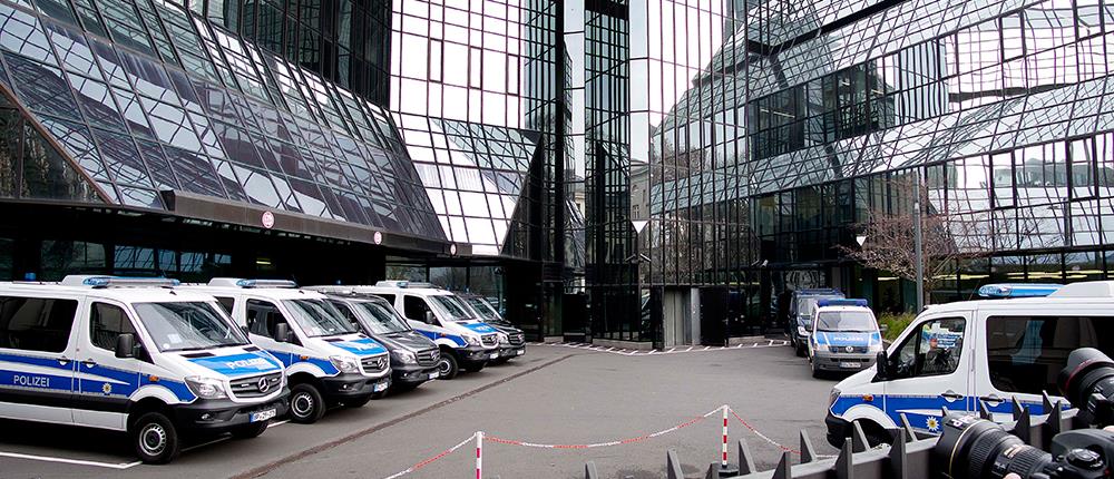 Έφοδος της αστυνομίας στα γραφεία της Deutsche Bank (εικόνες)