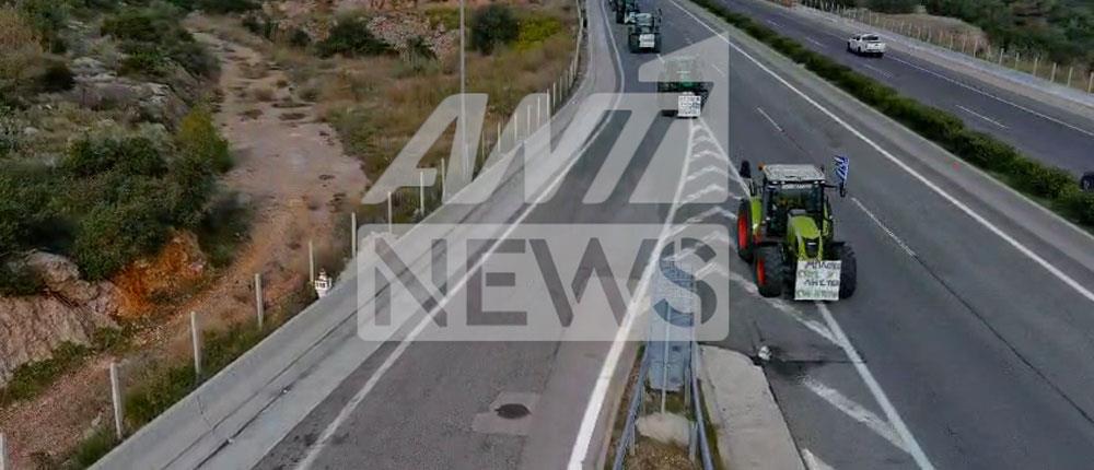 Αγρότες: Κονβόι από Αγρίνιο στην Εθνική Οδό - Φτάνουν στην Αθήνα με τρακτέρ, λεωφορεία και πλοία (βίντεο)