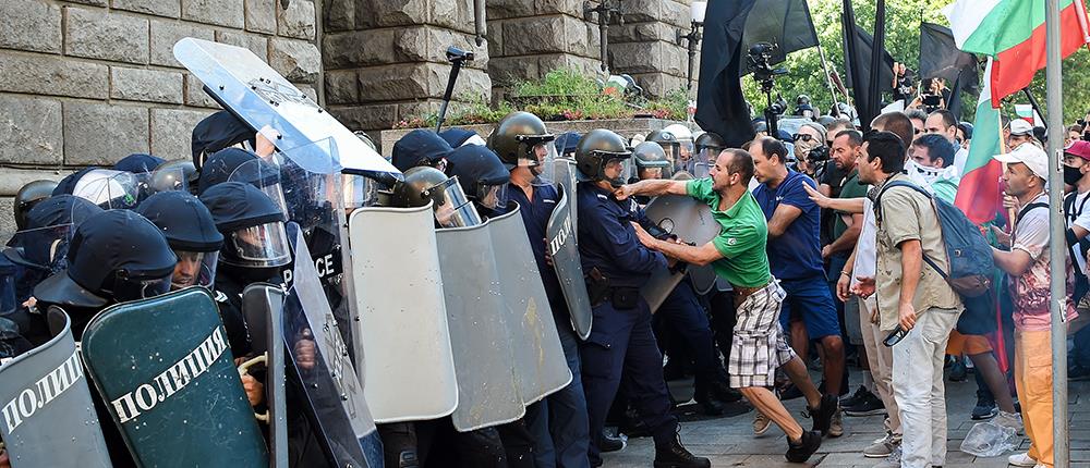 Άγριες συμπλοκές έξω από το κοινοβούλιο στην Σόφια (εικόνες)