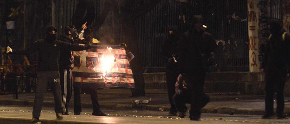 Ταυτοποιήθηκε ο νεαρός που έκαψε την ελληνική σημαία