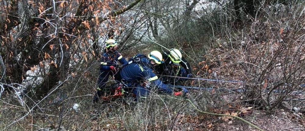 Δελφοί: Επιχείρηση απεγκλωβισμού γυναίκας από απόκρημνο σημείο