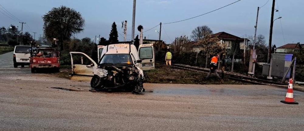 Τρίκαλα: τρένο παρέσυρε αυτοκίνητο (εικόνες)