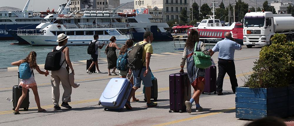 Έξοδος αδειούχων: Το αδιαχώρητο στα λιμάνια 