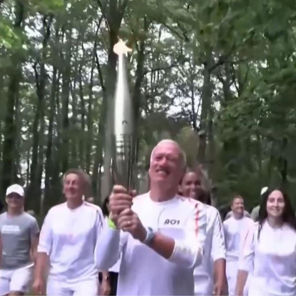 Φαντασμαγορική η τελετή άφιξης της Ολυμπιακής Φλόγας στις Βερσαλλίες (Video)