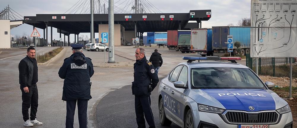 Σερβία - Κόσοβο: Νέο οδόφραγμα απέκλεισε αυτοκινητόδρομο που οδηγεί στο Κόσοβο 