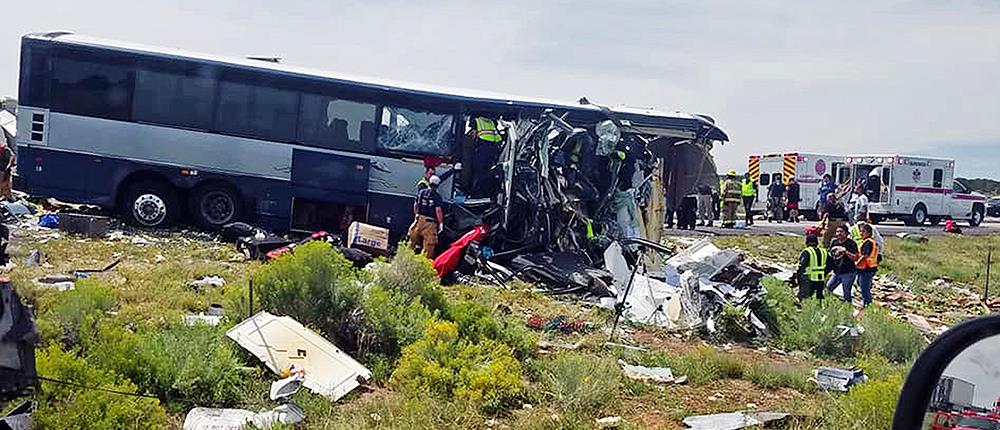 Φονική σύγκρουση λεωφορείου με φορτηγό (βίντεο)