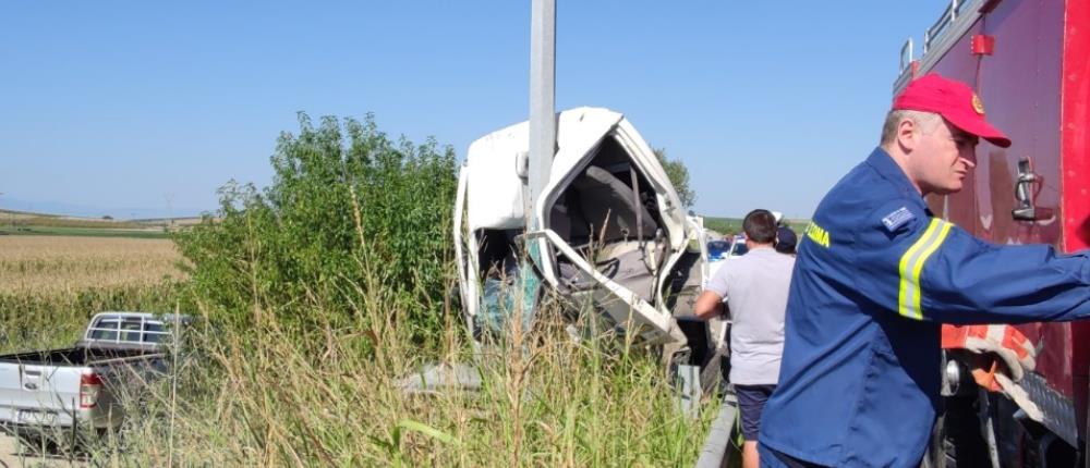 Φορτηγό “αγκάλιασε” κολόνα της ΔΕΗ (εικόνες)