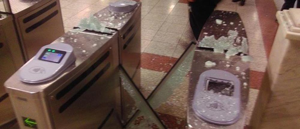 Κουκουλοφόροι έσπασαν ακυρωτικά μηχανήματα στον σταθμό “Πανεπιστήμιο”