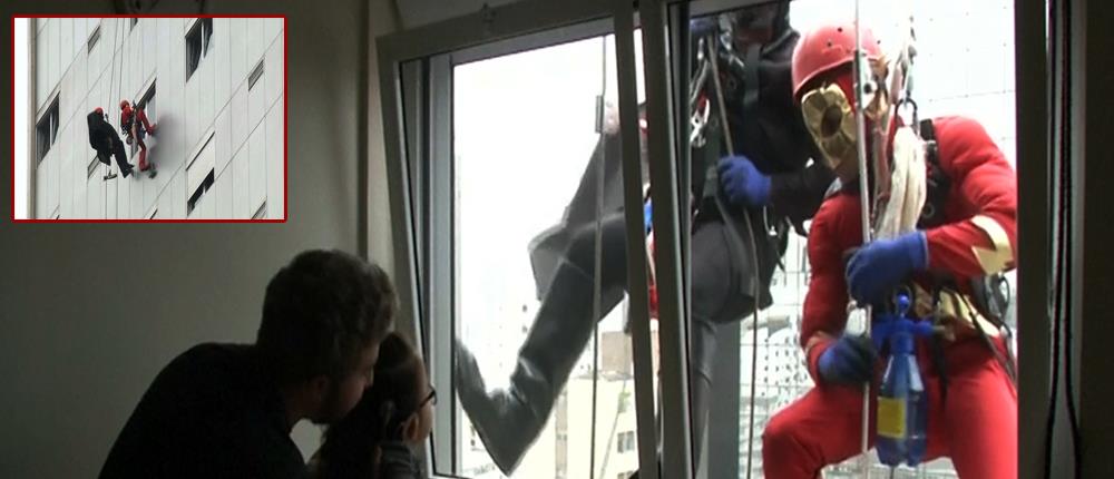 Σούπερ ήρωες εμφανίστηκαν στα παράθυρα νοσοκομείου παιδιών! (βίντεο)