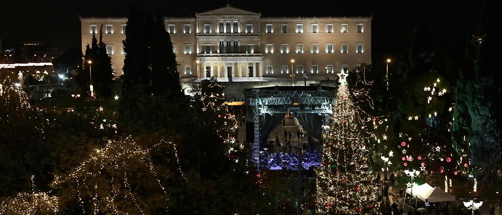 Φωταγωγήθηκε το χριστουγεννιάτικο δέντρο στο Σύνταγμα (εικόνες)