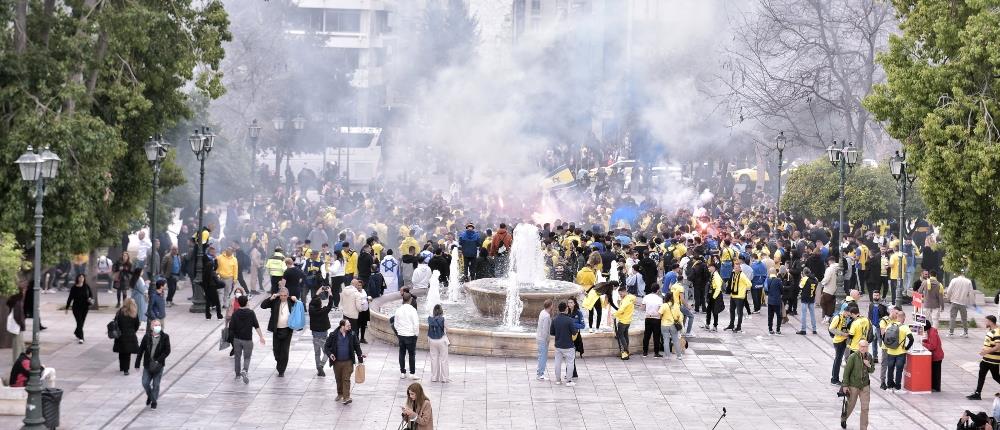 Σύνταγμα - Μακάμπι: Η στιγμή της επίθεσης των οπαδών σε νεαρό (βίντεο)