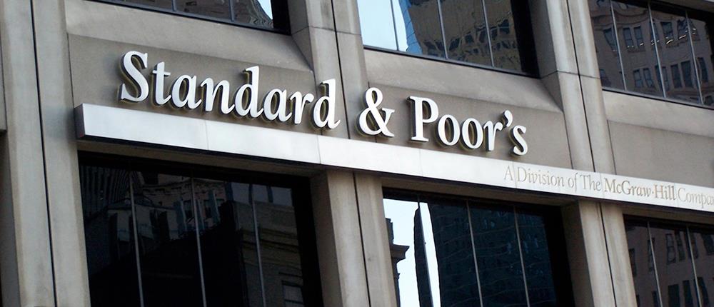 S&P: αισιοδοξία και “καμπανάκια” για την ελληνική οικονομία