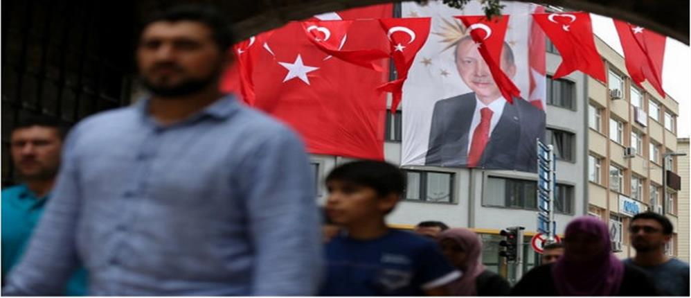 Προκαλεί τη Δύση ο Ερντογάν ένα χρόνο μετά το αποτυχημένο πραξικόπημα
