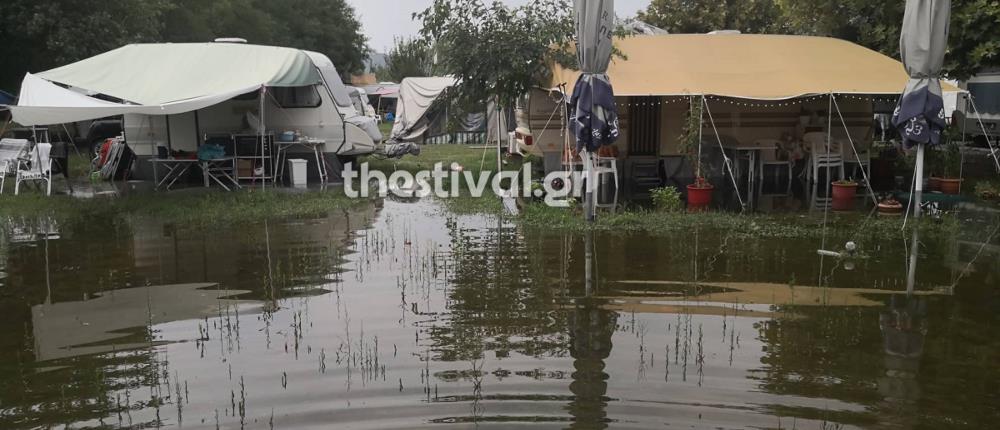 Χαλκιδική: κάμπινγκ μετατράπηκε σε “λίμνη” (εικόνες)