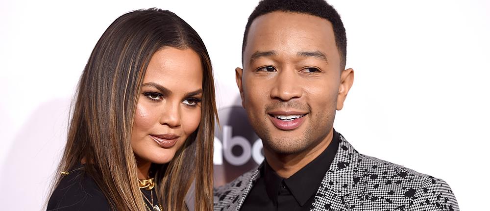 Γυμνή… στο κόκκινο χαλί η Chrissy Teigen (βίντεο)