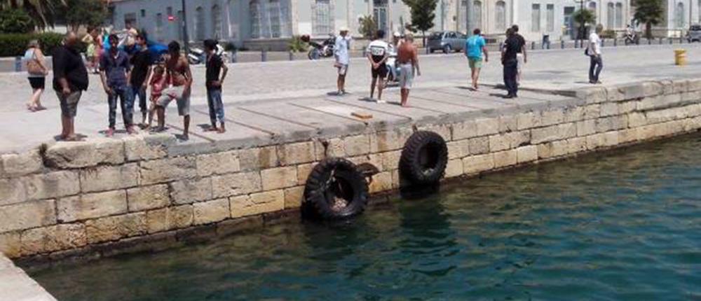 Έβλεπε το τζιπ με τα δύο παιδιά του να "βουτά" στο λιμάνι της Καλαμάτας