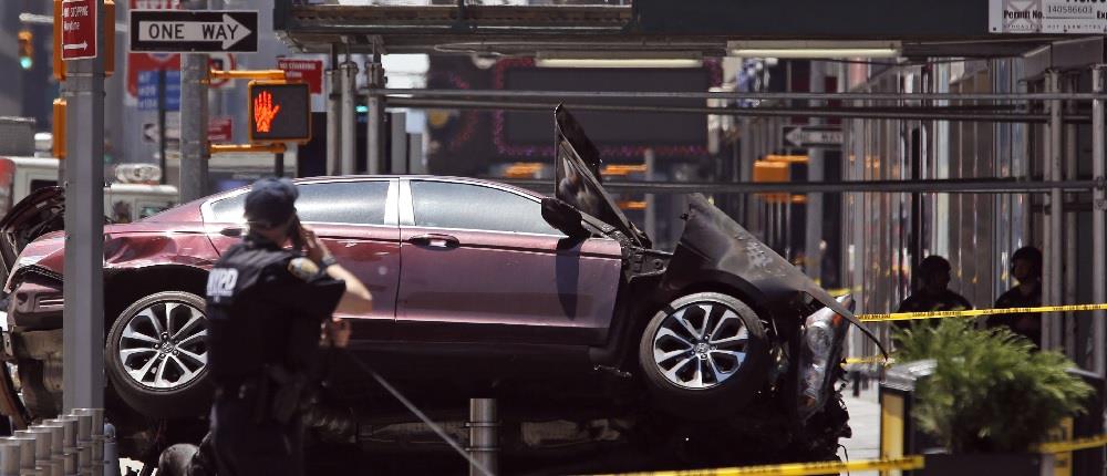 Ντοκουμέντο: η στιγμή που το αυτοκίνητο πέφτει σε πεζούς στην Times Square