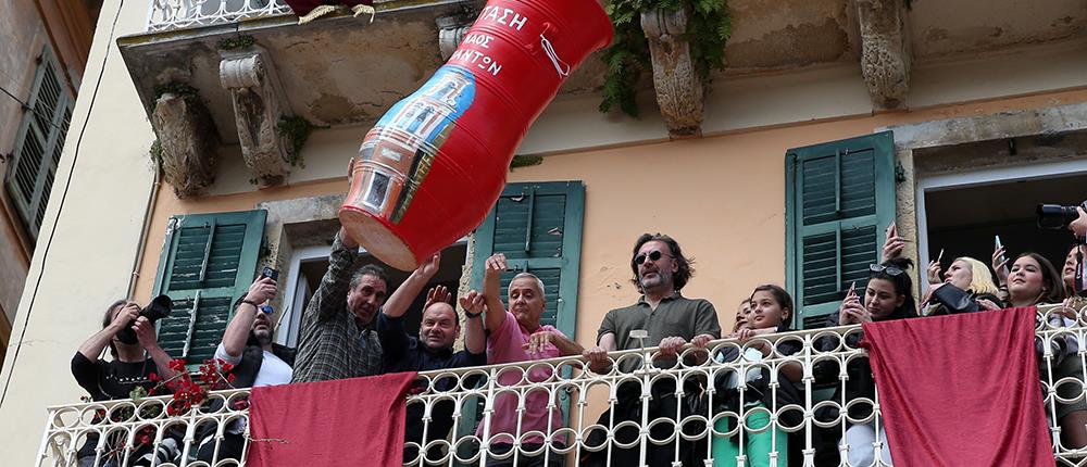 Μπότηδες - Κέρκυρα: Χιλιάδες κόσμου παρακολούθησαν το έθιμο (βίντεο)